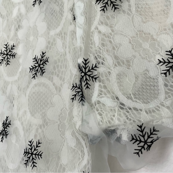 Snowflake and lace blouse - Picture 7 of 12